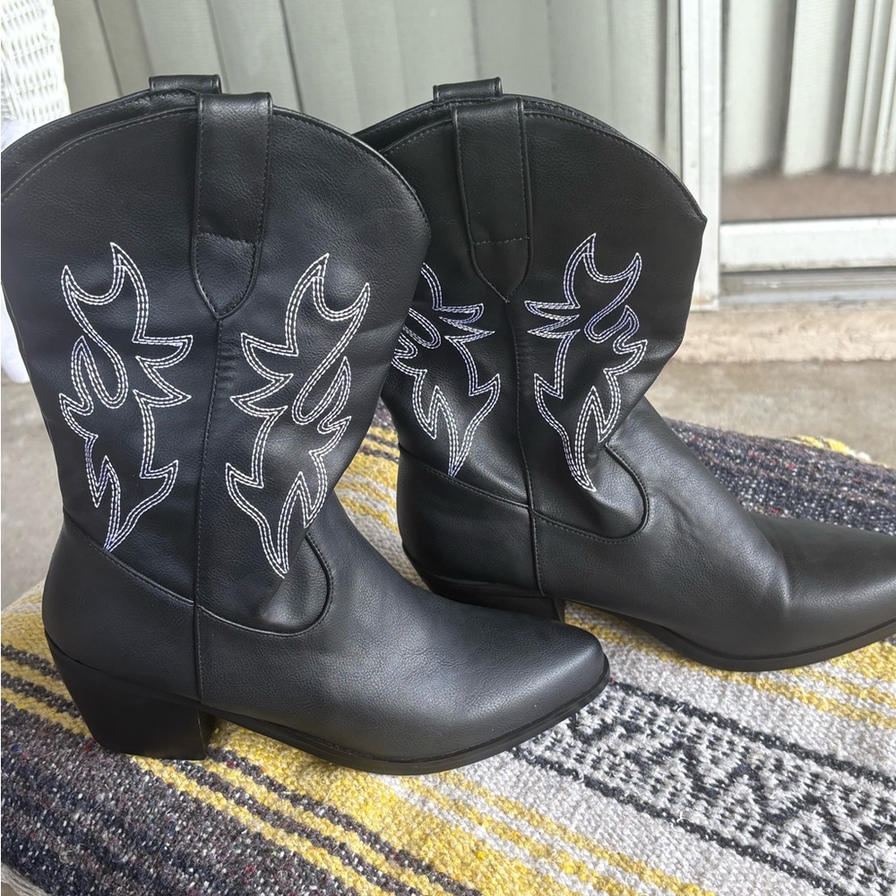 NWOT Women’s Blocked Heel Cowboy Boot